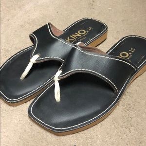 New Women’s black leather flip flops size 10
